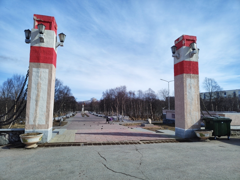 Городской парк: ремонт пешеходной зоны (мощение из плитки), установка новых опор уличного освещения, замена ограждения вокруг танцевальной площадки, а также установка парковых качелей и малых архитектурных форм.