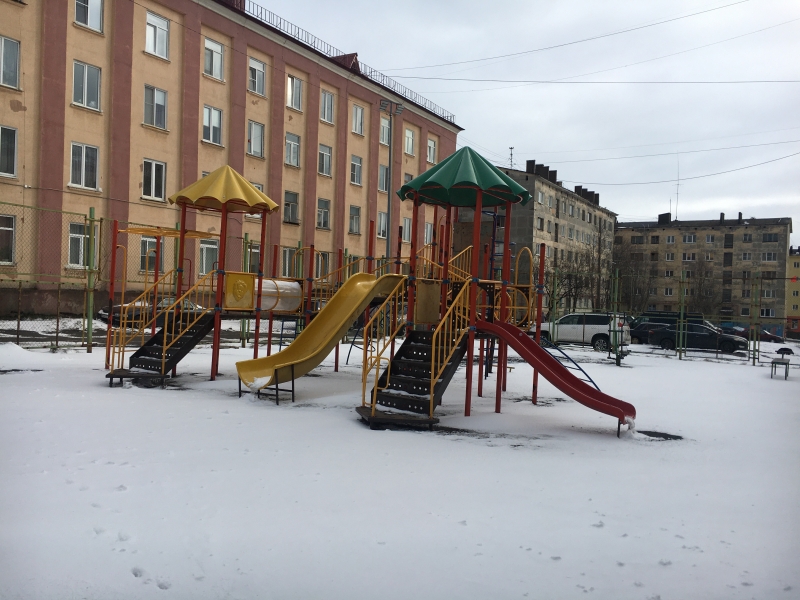 Площадка на ул. Комсомольской, 1-9: установка нового игрового оборудования с устройством травмобезопасного покрытия, а также скамеек и урн.