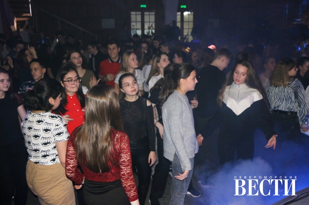 Дискотека 1994 г. Детская дискотека. Дискотека пирогова тула. Диджей на концерте. Старая русса 2007 год дискотеки.