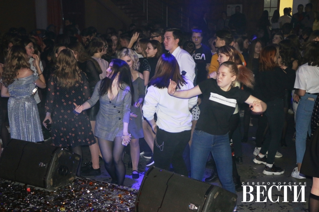 Дискотека атлант иваново. Елань 99 год дискотека. Оранжевая дискотека. Летняя дискотека для детей. Диджей вечеринка.