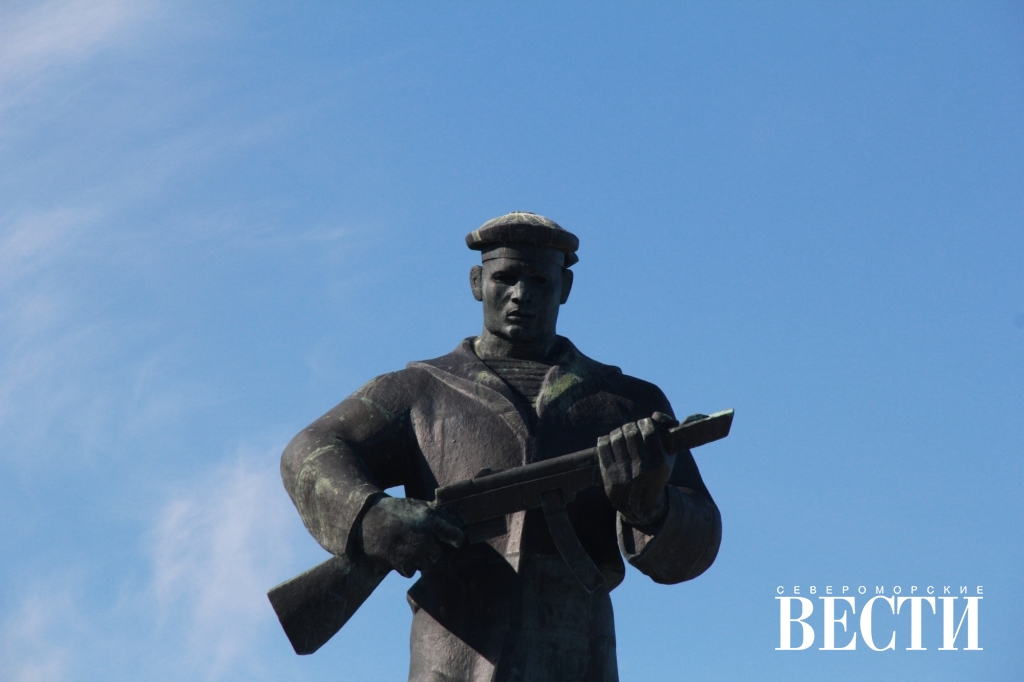 Алеша награда. Памятник Алеше Североморск. Североморск памятник героям североморцам. Алешка Североморск памятник. Памятник героям-североморцам, защитникам Заполярья.