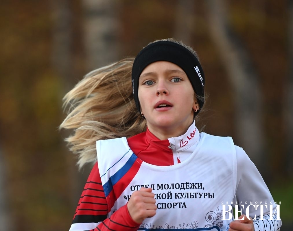 Более 100 спортсменов. Российская спортсменка по бегу.