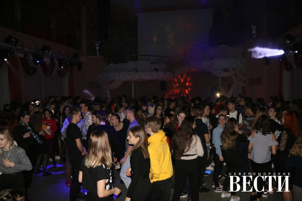 Диджей на фестивале. Жара в парке. Луганская обл г кировск 2000 год дискотека весна. Дискотека лета 2019. Дискотека лета 2019.