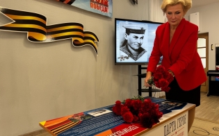 Парта героя