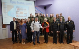 Форштевнем рассекая пограничье
