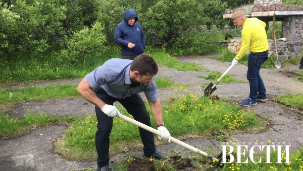Уборка в Каменном городке продолжается